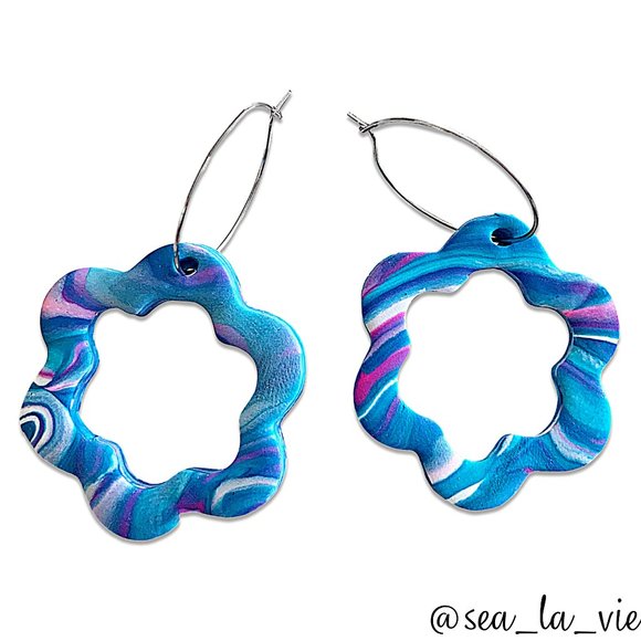 Sea La Vie Jewelry - Marbled Hollow-Out Flower Dangle Drop Hoop Earrings